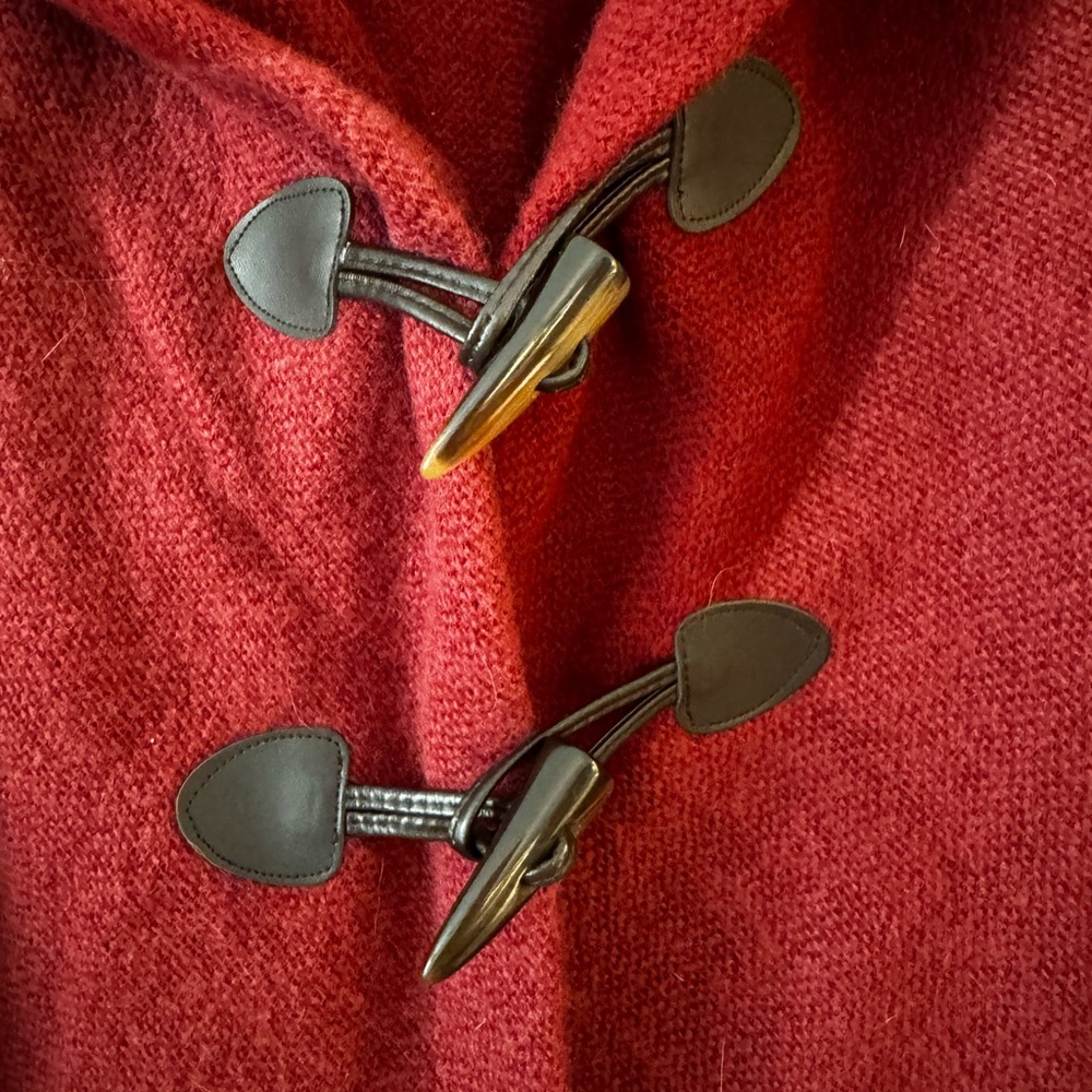 Red Cape - Picture 3 of 3